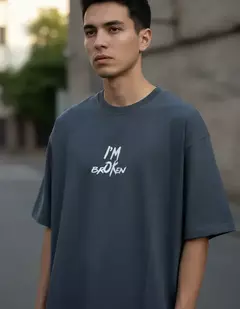 Remera I’m broken gris topo en internet