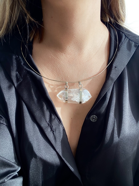 Choker con dije biterminal de cuarzo cristal. Energia