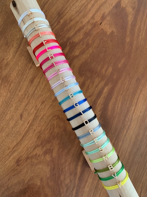 Pulseira MALIKA Fio de Cetim c/ Pingente Letra - Banhada à Ouro ≋⎈