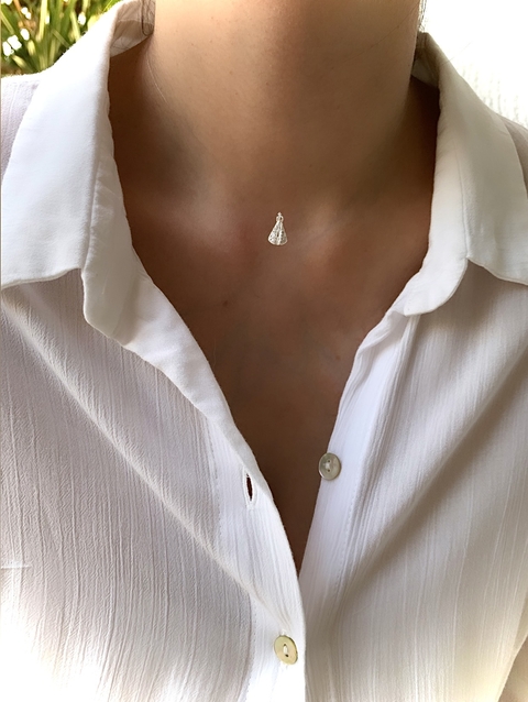 Gargantilha Fio de Nylon c/ Pingente Nossa Senhora Aparecida em Zircônias Cristal - Banhado à Prata / Banhado à Ouro ≋⎈