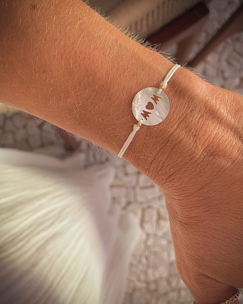 Pulseira Fio Algodão c/ Pingente MOM em Madrepérola - Banhada à Ouro / Banhada à Prata ⚓︎ - comprar online
