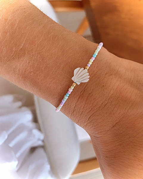 Pulseira Macramê Fio de Algodão c/ Miçangas Candy Colors e Pingente Concha em Madrepérola - Banhada à Ouro / Banhada à Prata ≋⎈