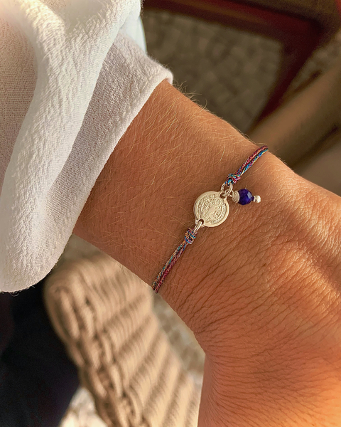 Pulseira Macramê Fio de Algodão Metalizado Colorido c/ Mini Medalha São Bento Dupla Face e Pedra Natural Lápis Lazuli - Banhada à Ouro / Prata 925 ✩
