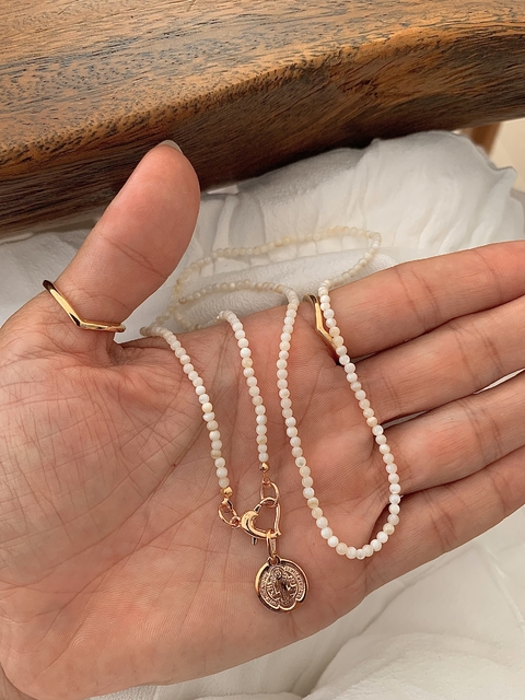 Gargantilha Madrepérolas c/ Pingente Medalha Dupla Face São Bento - Banhado à Ouro / Banhada à Prata ≋⎈