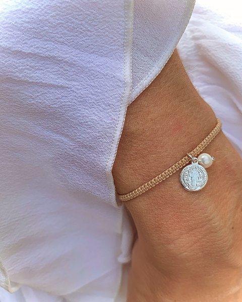 Pulseira Macramê Fio de Algodão c/ Mini Medalha São Bento Dupla Face c/ Pérola Água Doce - Banhada à Ouro / Prata 925 ✩