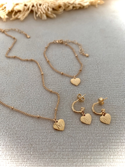 Pulseira / Brinco / Choker Personalizada c/ Pingente Coração Inicial (Letra) - Banhado à Prata / Banhado à Ouro ☆