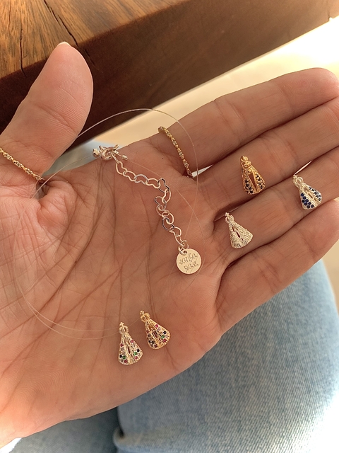 Gargantilha Fio de Nylon c/ Pingente Nossa Senhora Aparecida em Zircônias - Banhado à Prata / Banhado à Ouro ≋⎈