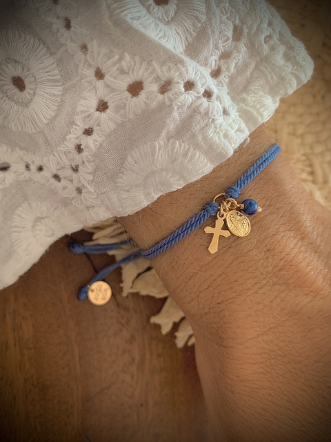Pulseira Fio de Algodão c/ Medalha Nossa Senhora de Fátima, Cruz e Pedra Natural Lápis Lazuli - Banhada à Ouro / Prata 925 ✩ - comprar online