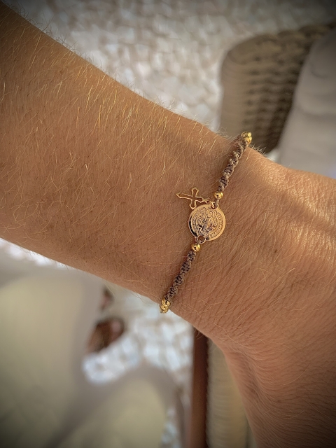 Pulseira Macramê Fio de Algodão c/ Mini Medalha São Bento, Bolinhas Metal e Cruz - Banhada à Ouro / Banhada à Prata ≋⎈ - comprar online