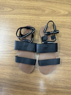 Sandália Rasteira Unk na internet