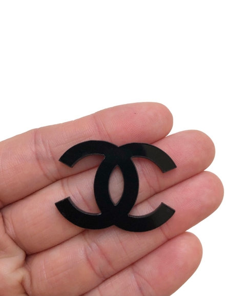 Aplique grife Chanel preto acrílico - 1 unidade