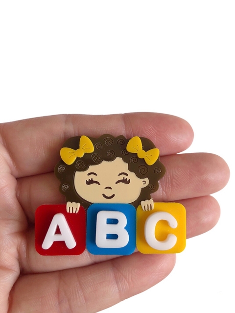 Aplique menina abc colorido cabelo castanho cacheado acrílico - 1 unidade