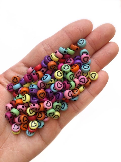 Miçanga redonda colorida com coração preto vazado - 25 gramas