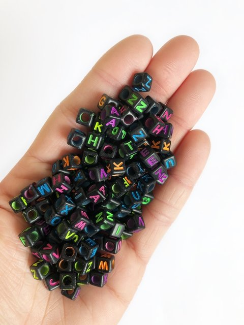 Miçanga dadinho preto com letras colorida - 50 gramas