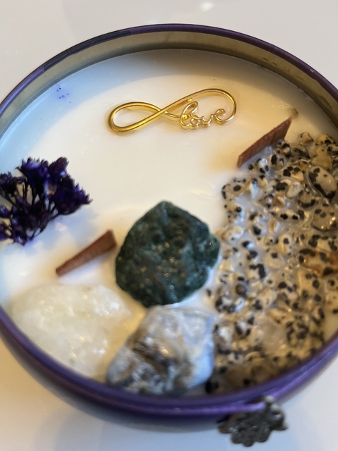 Vela Mágica Energética Aromática - Rosas e Cedro com cristais, flores e ervas.