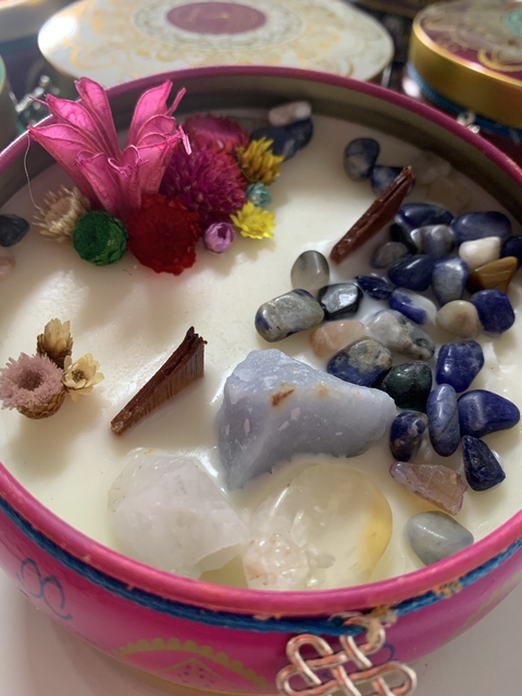 Vela Mágica Energética Aromática - Capim Limão e Lavanda com cristais, flores e ervas.