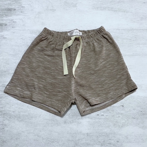 Short liviano marrón (ÚLTIMOS 12/24 MESES)