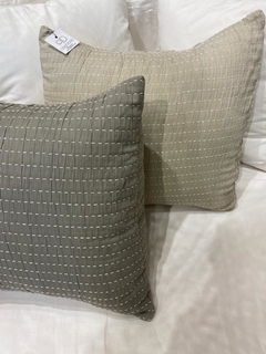 ALMOHADON TUSOR DETALLES BLANCOS 50X50