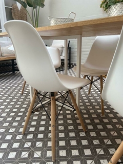 Silla eames blanca base madera en internet