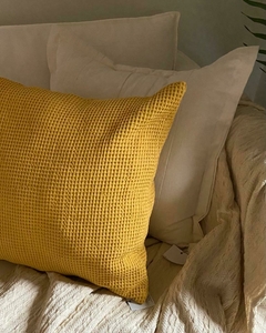 Almohadon nido de abeja color mostaza 50x50 - comprar online