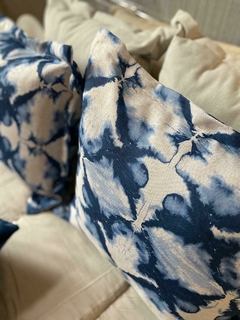 Almohadón batic azul 50x50 con pestaña - comprar online