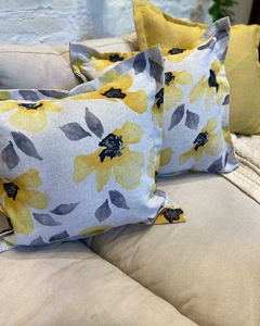 Almohadon stone estampado con solapa flores amarillas 50x50 cm