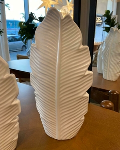 Florero hoja blanco 15X30 ceramica - comprar online