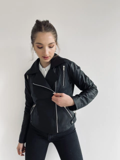 CAMPERA JULIA NEGRA en internet