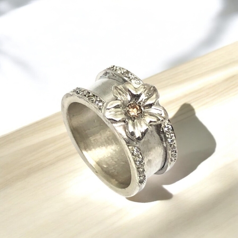 Anillo de Plata Ancho con Flor y Zircones - comprar online