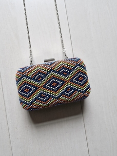 Clutch de miçangas bordadas com alça