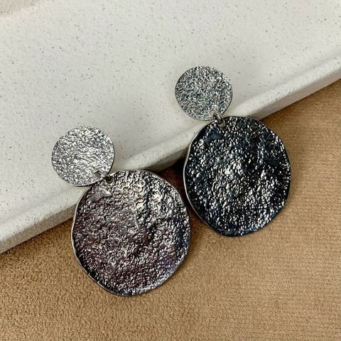 BRINCO MAXI DOIS CIRCULOS ESCOVADOS PRATEADO - comprar online