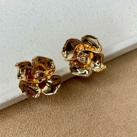 BRINCO FLOR TORCIDA DOURADO - comprar online