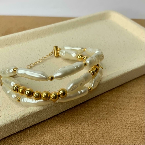 PULSEIRA TRIPLA COM PEROLAS E BOLINHAS DOURADAS - comprar online