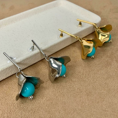 BRINCO PETALAS EM METAL COM BOLA TURQUESA - comprar online