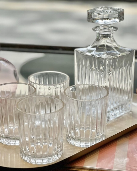 Botella y vasos de Whisky