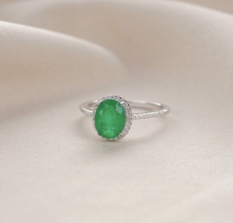 Anel oval esmeralda