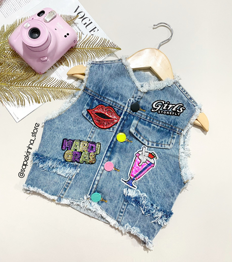 Colete jeans com apliques paetê