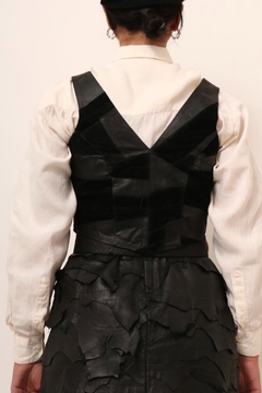 Top cropped couro recortes vintage preto - comprar online
