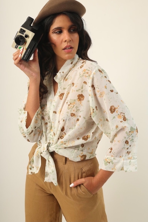 Camisa floral flores em marrom