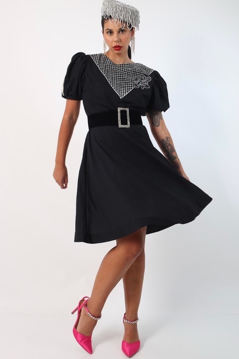 Vestido manga bufante recorte aplique frente