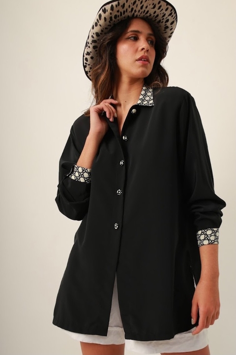 camisa preta ampla recortes estampa