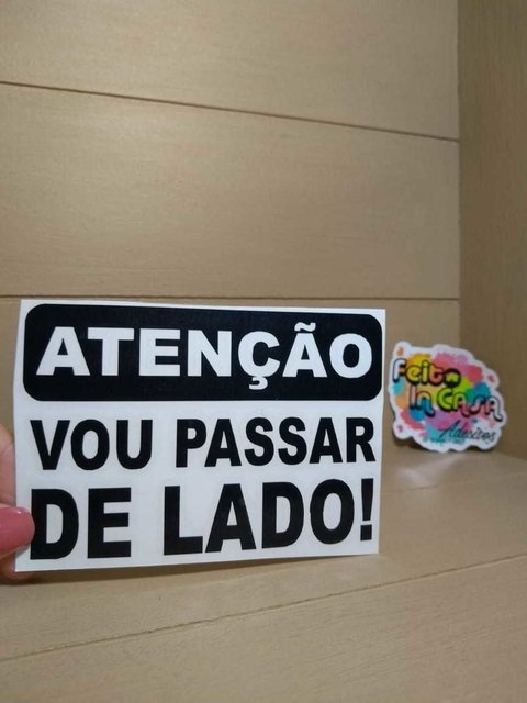 Adesivo em Recorte Atenção Eu vou passar de lado!