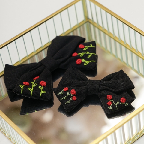 Laço Preto com rosas vermelha (unidade)