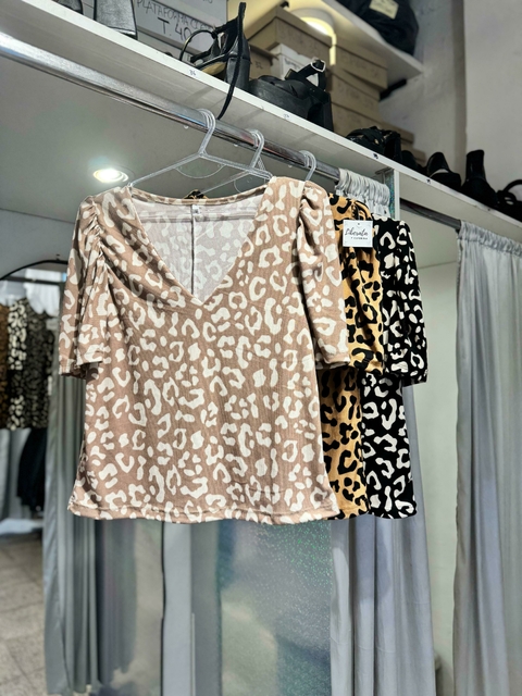 Remera animal print escote V - comprar online