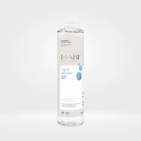 Agua micelar dermatológica de Leisa Molinari para limpieza facial suave y remoción de maquillaje