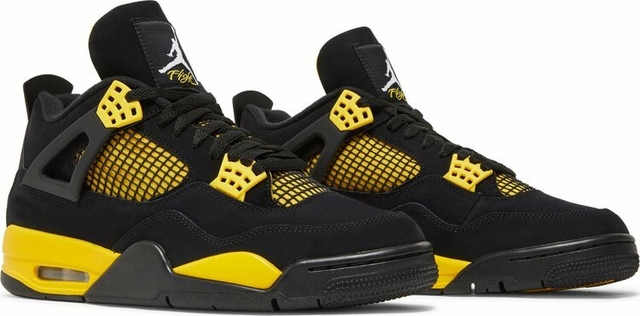 正式的 Jordan Air 4 2023 'Thunder' Retro 靴