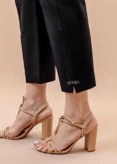 Calça Cleusa Capri preta na internet