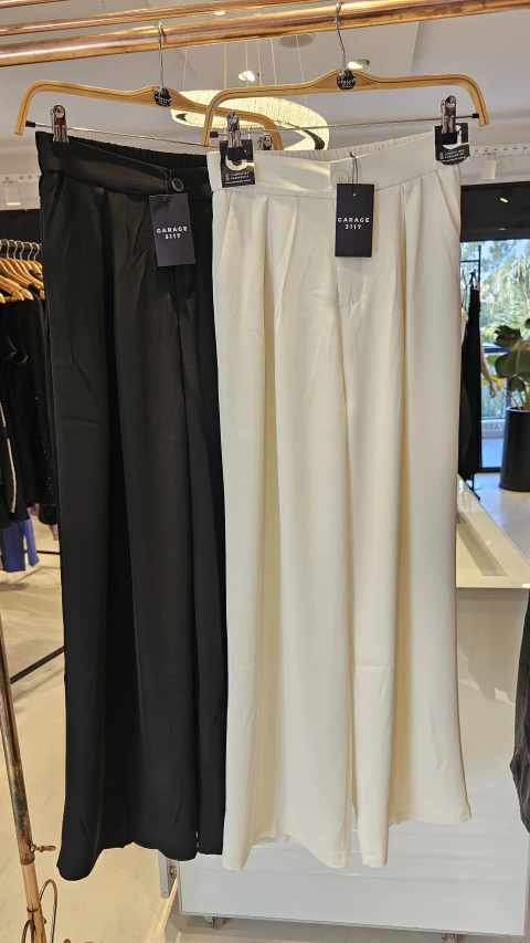 Pantalón Astrid sastrero con mucha paida, boton adelante y elastico en la parte de atrás - comprar online