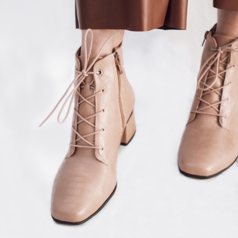 748016-3 Botineta Nude Croco con Cordón