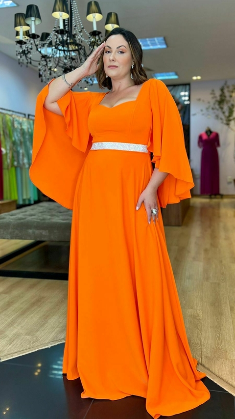 Vestido em Crepe Amália Laranja Plus + Cinto Strass (Mangas e Cinto Removíveis)